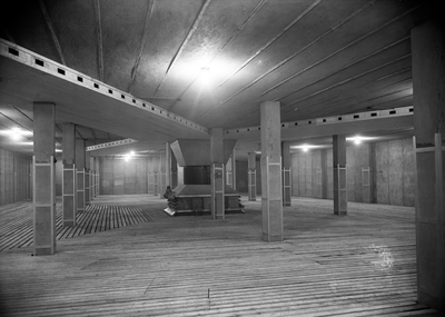 75607 Interieur van het fruitkoelhuis op het terrein van de Groenten- en Vruchtenveilingen aan de Croeselaan te Utrecht.